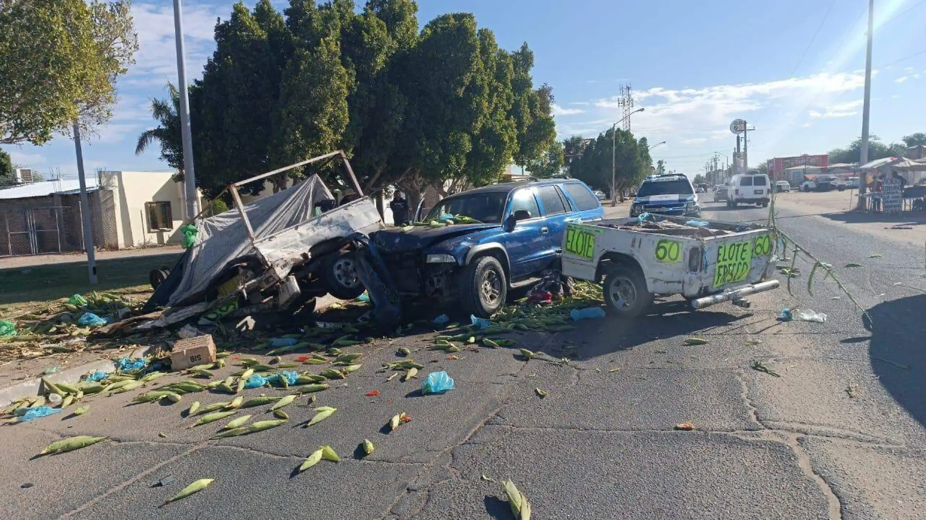 Los dos remolques cargados de elotes, al desprenderse del pick up Ford Ranger 1998, se estrellaron contra la camioneta